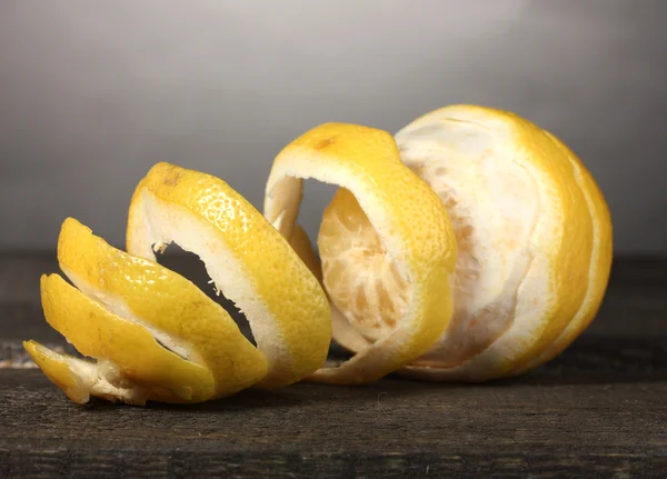 Спелые лимоны на деревянном столе на сером фоне — стоковое фото