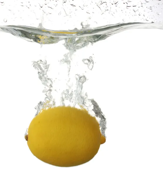 Čerstvý citron ve vodě — Stock fotografie