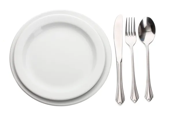 Weißer leerer Teller mit Gabel, Löffel und Messer isoliert auf weiss — Stockfoto