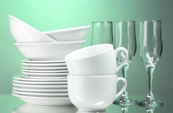 干净盘子、 杯子和眼镜的绿色背景 — 图库照片