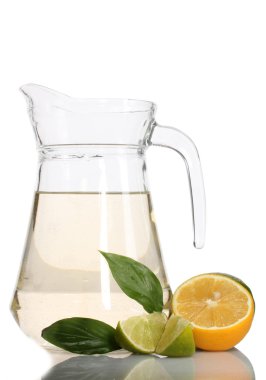 sürahi limonata, limon ve beyaz izole limon