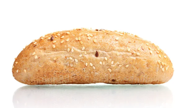 Delicioso pão com sementes de gergelim isoladas em branco — Fotografia de Stock