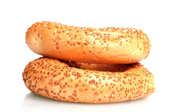 Leckere Bagels mit Sesam isoliert auf weiß — Stockfoto