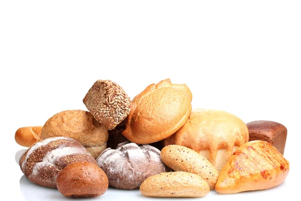Smakelijke broden en broodjes geïsoleerd op wit — Stockfoto