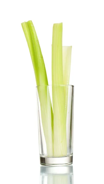 白で隔離されるガラスの新鮮な緑色のセロリ — ストック写真