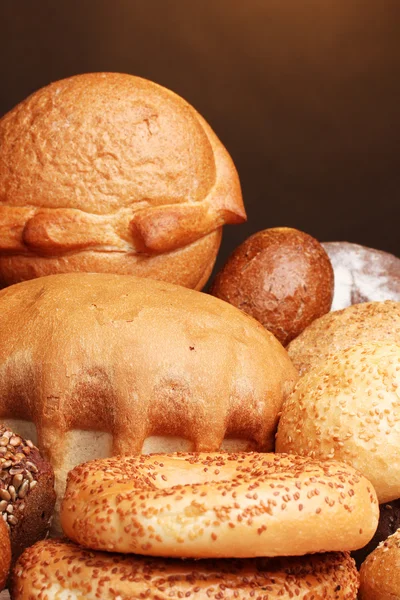 갈색 배경에 나무 테이블에 맛 있는 빵 — 스톡 사진