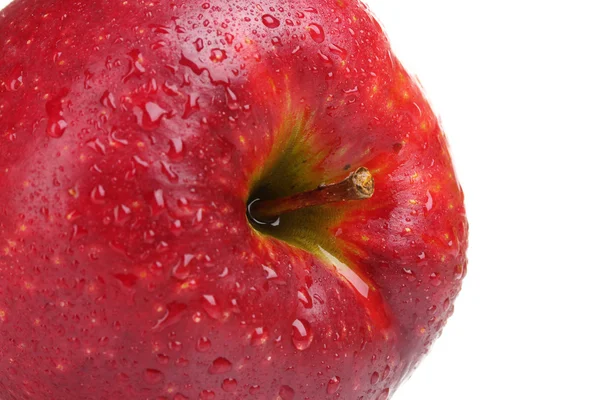 Pomme rouge juteuse avec des gouttes isolées sur blanc — Photo