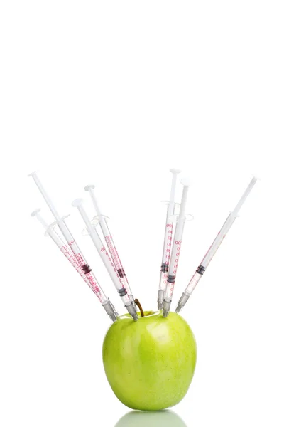Grönt äpple och sprutor isolerad på vit — Stockfoto
