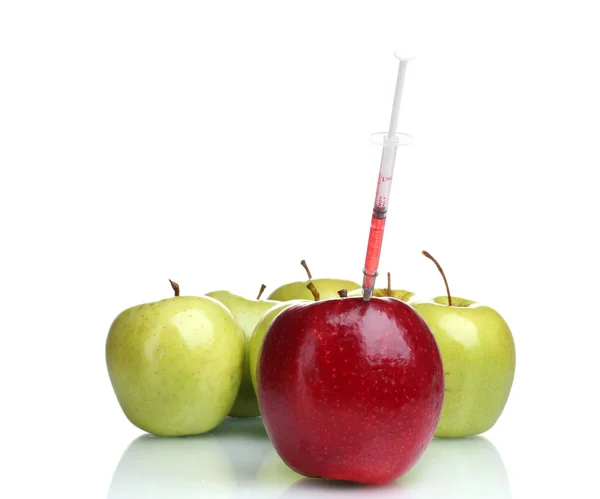 Červená a zelená jablka a stříkaček izolovaných na bílém — Stock fotografie