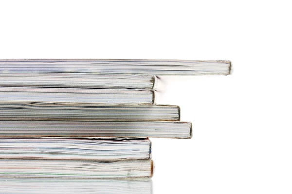 Stapel von Zeitschriften isoliert auf weißem Papier — Stockfoto