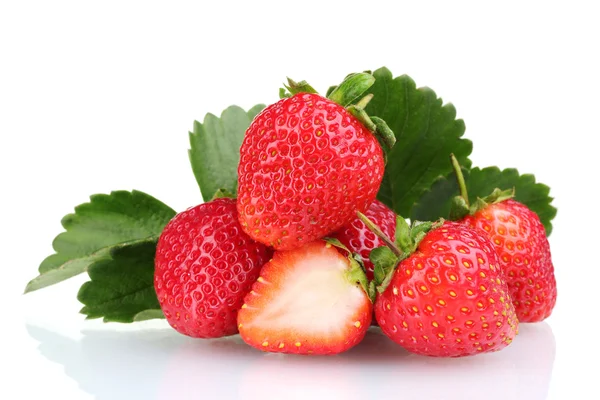 Söta jordgubbar med blad isolerad på vit — Stockfoto