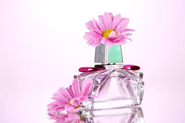 Vrouw perfume in mooie fles en bloemen geïsoleerd op wit — Stockfoto