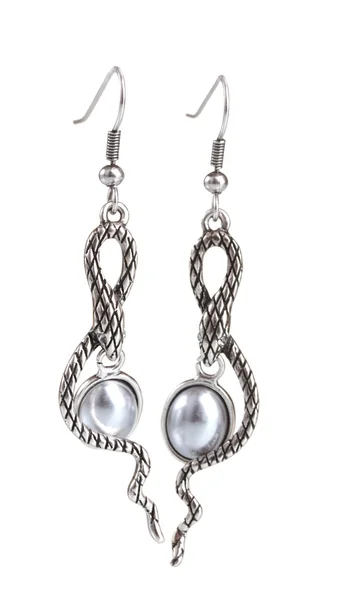 Bellissimi orecchini in argento con perle isolate su bianco — Foto Stock