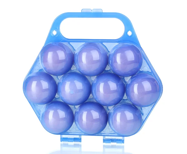 Œufs dans une boîte en plastique bleu isolé sur blanc — Photo