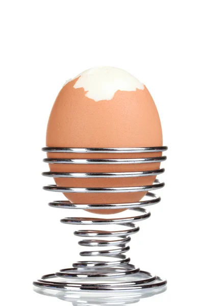 Варене яйце в металевій підставці ізольовано на білому — стокове фото