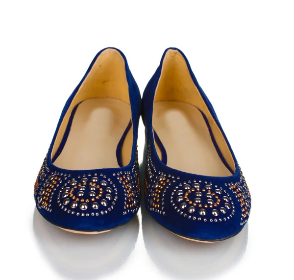 Elegant blå platta skor för kvinnor i stenar isolerad på vit — Stockfoto