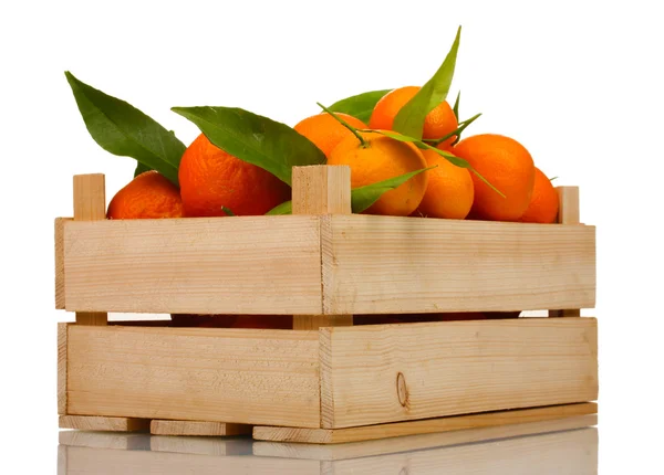 Megérett finom Tangerine levelek a fából készült doboz elszigetelt fehér — Stock Fotó