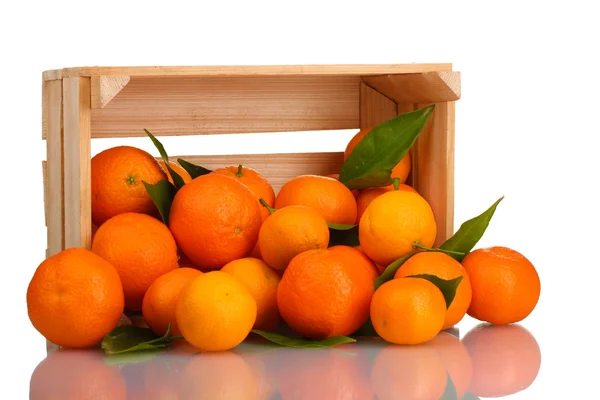 Mandarines savoureuses mûres avec des feuilles dans une boîte en bois tombé isolé sur blanc — Photo