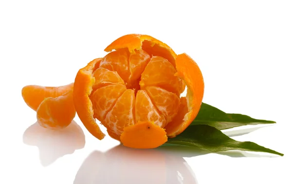 Dojrzałe smaczny mandarynki z liści i segmenty na białym tle — Zdjęcie stockowe