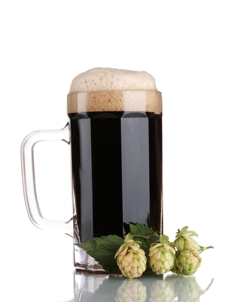 Mörkt öl i en mugg och gröna hop isolerade på vit — Stockfoto