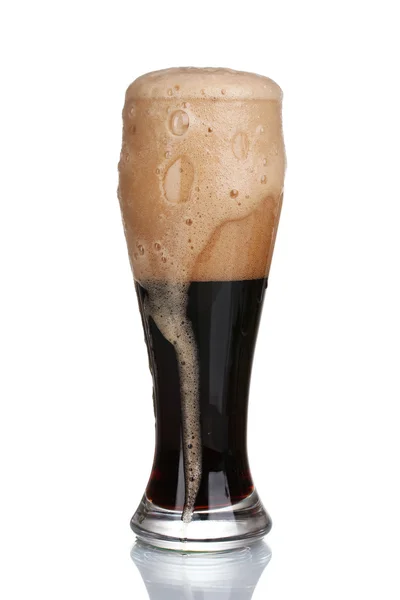 Birra scura in un bicchiere isolato su bianco — Foto Stock