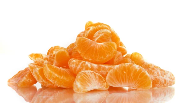 Olgun portakal mandalina karanfil beyaz izole — Stockfoto