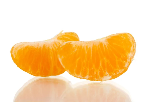 白で隔離される熟したオレンジ蜜柑クローブ — ストック写真