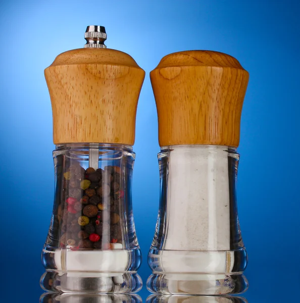 Sůl a pepř mlýny na modré — Stock fotografie