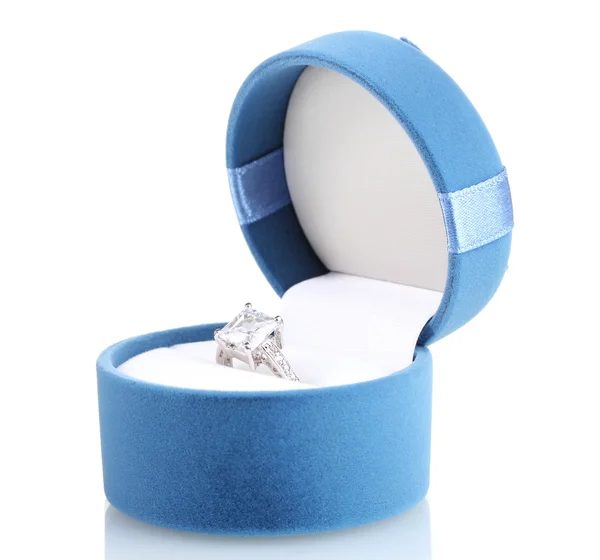 Mooie ring met blauwe edelsteen in zak geïsoleerd op wit — Stockfoto
