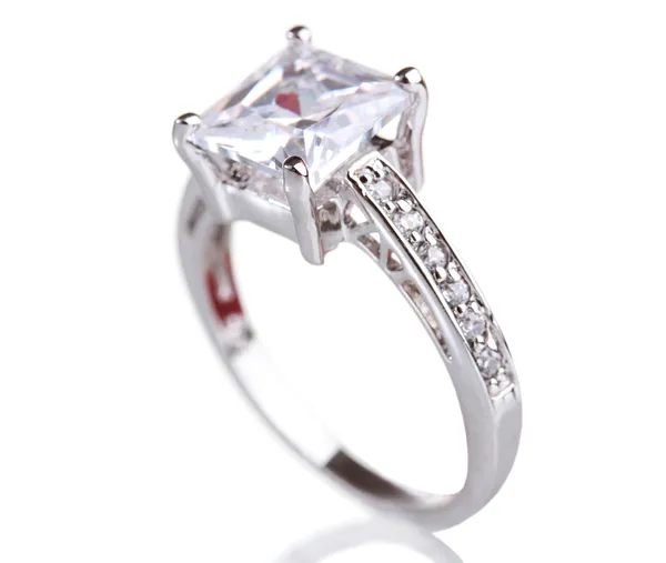 Piękny pierścionek z klejnot na białym tle — Zdjęcie stockowe