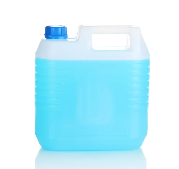Blaue Flüssigkeit im Kanister isoliert auf weiß — Stockfoto