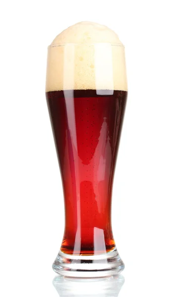 Κόκκινη μπύρα με αφρό σε ποτήρι που απομονώνονται σε λευκό — Φωτογραφία Αρχείου