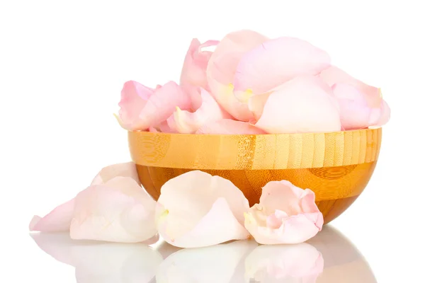 Красивые розовые лепестки роз в деревянной чаше изолированы на белом — стоковое фото