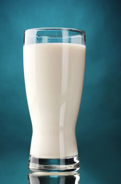 Sklenice mléka na modrém pozadí — Stock fotografie