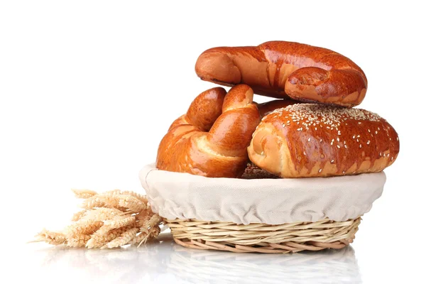 Pişmiş ekmek sepeti üzerine beyaz izole — Stok fotoğraf