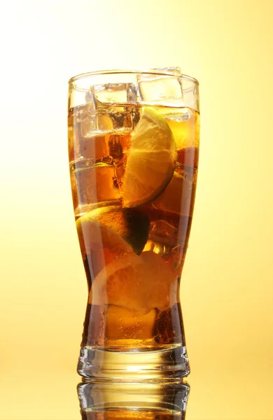 Jeges tea, citrom és lime, sárga háttér — Stock Fotó