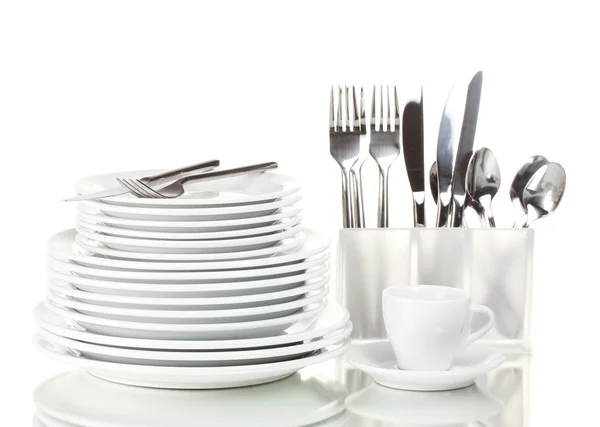 Čisté nádobí a příbory izolovaných na bílém — Stock fotografie