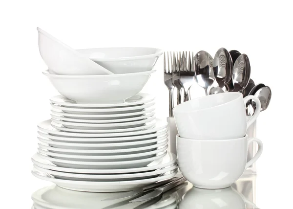 Чистые тарелки, чашки и столовые приборы изолированы на белом — стоковое фото