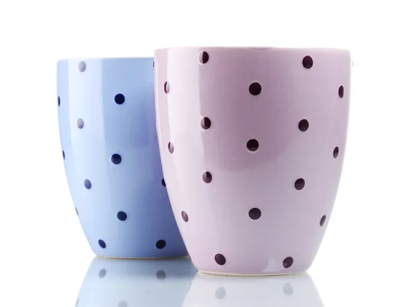 Deux tasses de couleur isolées sur blanc — Photo