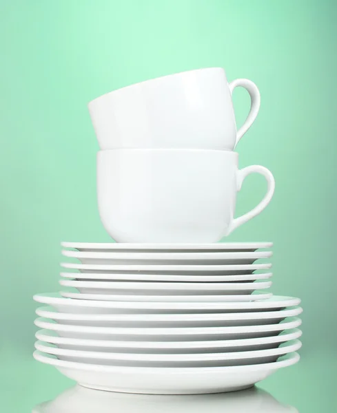 Limpar pratos e copos em fundo verde — Fotografia de Stock