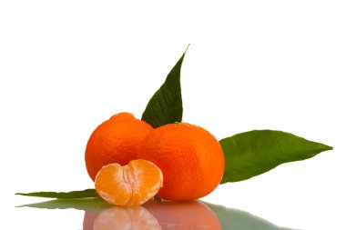 yaprakları ve beyaz izole kesimleri ile olgun lezzetli mandalina