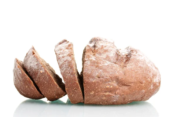 Vynikající plátky žitného chleba izolované na bílém — Stock fotografie