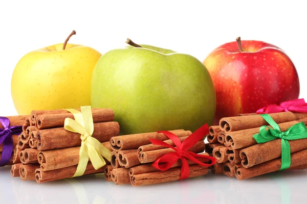 Cinnamon sticks and apples isolated on white — Stock Photo, Image
