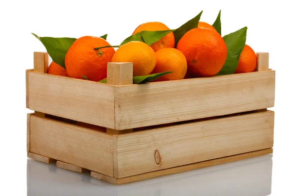 Tangerinas saborosas maduras com folhas em caixa de madeira isolada em branco — Fotografia de Stock