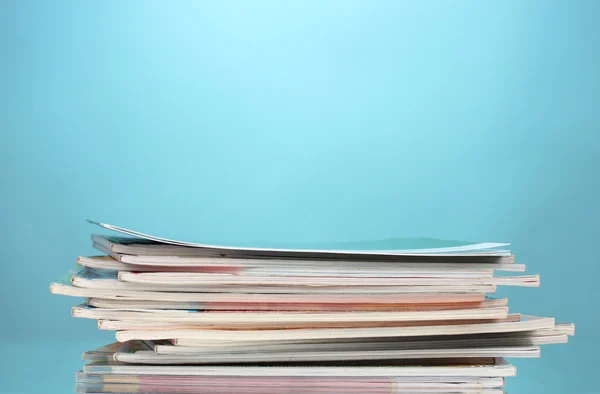 Stack av tidskrifter på blå bakgrund — Stockfoto