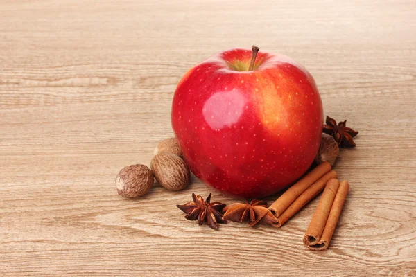 Fahéjat, piros alma, szerecsendió és a fából készült asztal ánizs — Stock Fotó