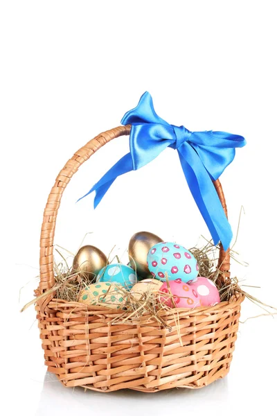 Sepette Beyaz izole mavi fiyonklu renkli Paskalya yumurtaları — Stok fotoğraf