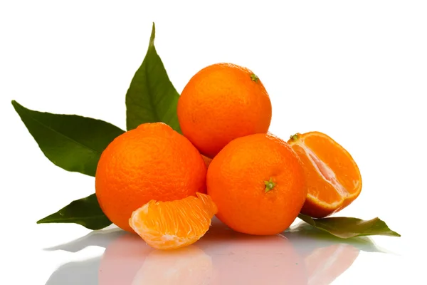 Megérett finom Tangerine levelek és elszigetelt fehér szegmensek — Stock Fotó