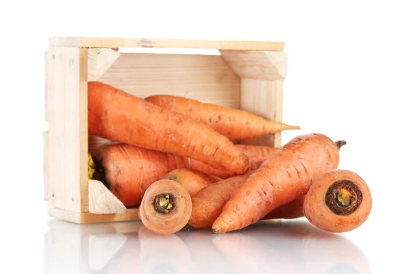 Сира морква в дерев'яній коробці ізольована на білому — стокове фото