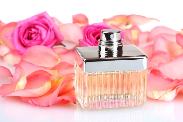 Parfüm in einer schönen Flasche, Blütenblätter und rosa Rosen isoliert auf weiß — Stockfoto
